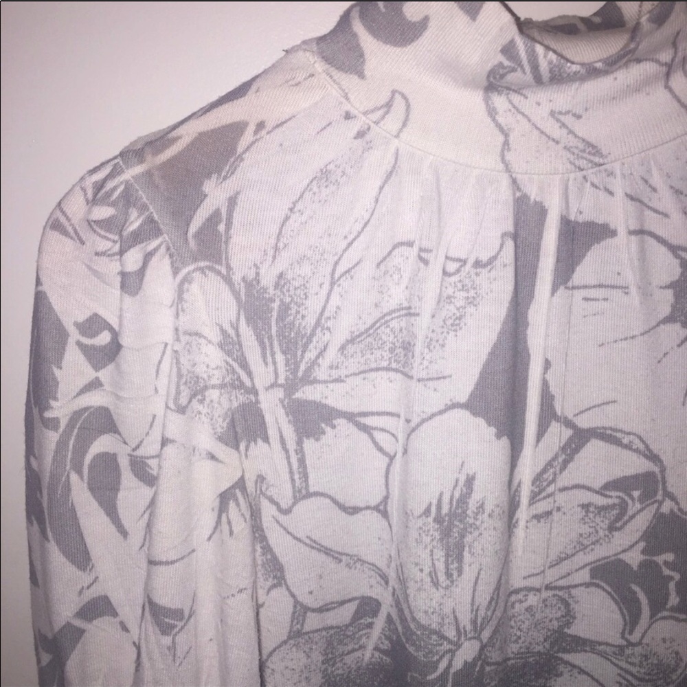 ✨SALE✨ Lipstick Boutique Turtleneck Floral Top